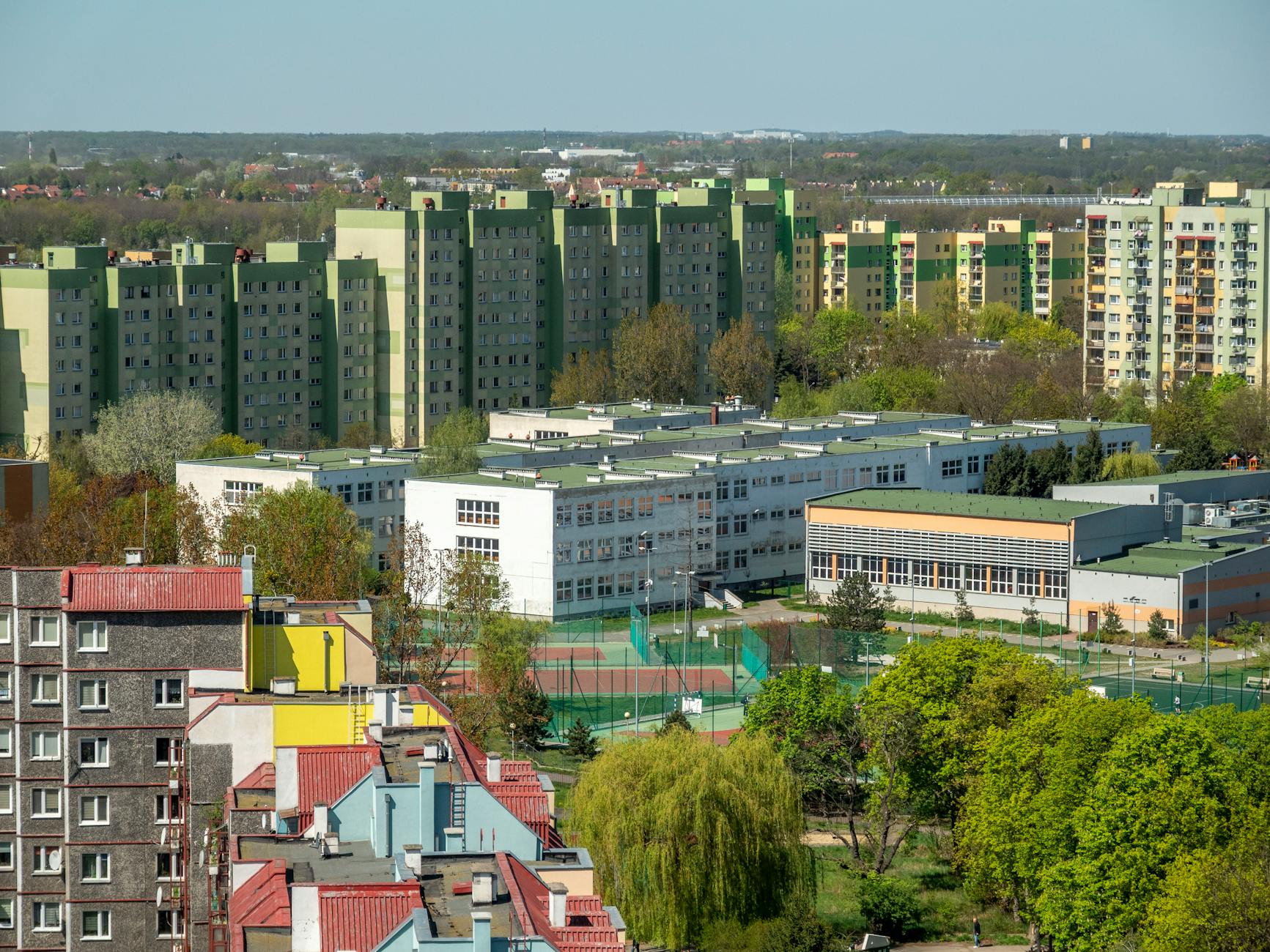 Nauczyciele z Żor uczestniczą w szkoleniu w Hiszpanii, a w mieście powstaje nowoczesna pracownia fryzjerska, inwestując w edukację i rozwój zawodowy.